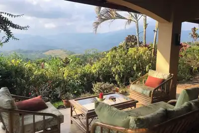 Image de Magnificent mountain vistas and a vibrant bird paradise. Enjoy luxury comfort with a full kitchen, private laundry, and deep-well water. Relax in the shared salt-water pool and hot tub, recirculated daily for the freshest soak.