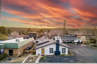 Image de Peak Haven at Uptown Estates- sleeps 10 in downtown Flagstaff