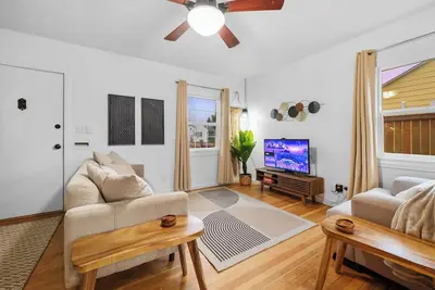 Image de Centrally located, sleeps 5 outside Downtown Vancouver