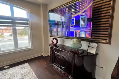 Image de Stylish Three-Level Oakville Townhome Near Toronto with Parking and Balconies