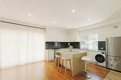 Image de Easy access to city, park side cosy house in a convenient hub w/parking.