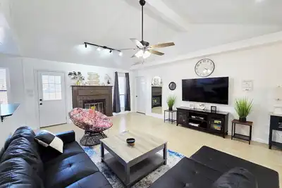 Image de Updated 3-bd 2 bath house in South Abi with 2 King, 1 Queen, 1 twin rollaway bed