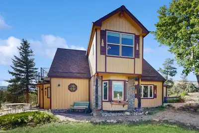 Image de Spacious cabin with stunning views, wifi, fully stocked kitchen & W/D