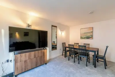 Image de 4br Townhouse Near Centre with Garden and Garage