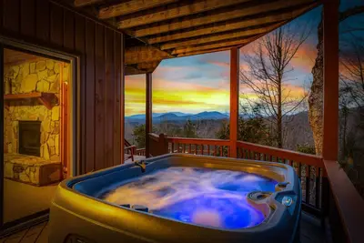 Image de Peaks & Quiet Retreat - Mountain Views | Pet Friendly | Hot Tub | Firepit