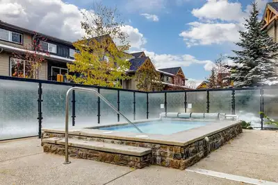 Image de Comfy 2br Minutes from Downtown w/ Hot Tub!