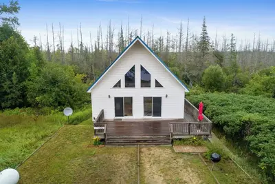 Image de Paradise Chalet is a 2 bedroom 1 bath lakefront property on all sports Carp Lake. Kayaks provided!