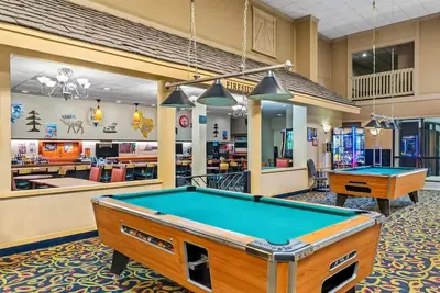 Image de 2 Units | Deluxe 2 Queen Beds w/ Free Breakfast, Parking, Game Room & Courtyard