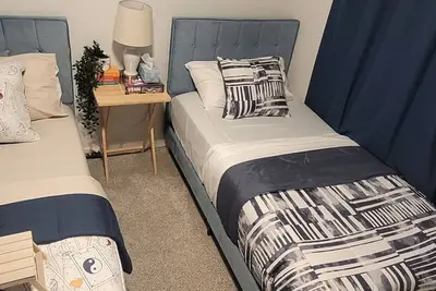 Image de Discover comfort in this elegant 3‑bed, 2. 5‑bath duplex in serene Glacier Ridge.