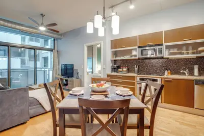 Image de Near Fulton Market! Walkable West Loop Condo