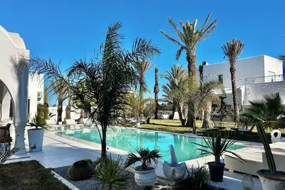 Image de Villa Lumina — Une retraite privée lumineuse avec piscine et cheminée à Hammamet