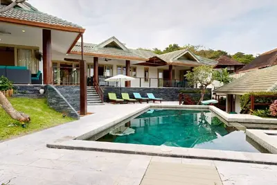 Image de Villa mit Blick auf das Wasser by Interhome