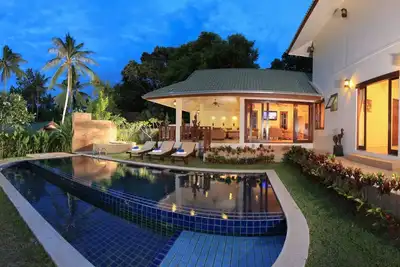 Image de Villa mit Blick auf das Wasser by Interhome