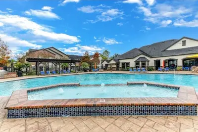 Image de 2-bedroom apartment in lovely Houston with garage