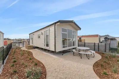 Maison mobile confortable entourée par nature