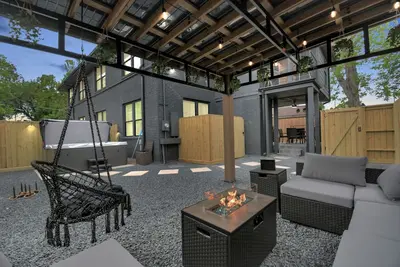 Image de Spacious Retreat w/ Hot Tub --- Fully Gated w/ Prkng