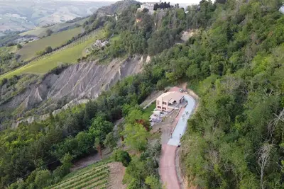Image de Belle maison de vacances privée avec Wifi, bain à remous, piscine, terrasse, vue panoramique