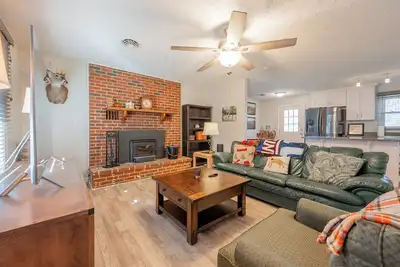 Image de Bishop Ridge Retreat in Blacksburg: quiet country views, 7 mins to downtown, deck and cozy stove.