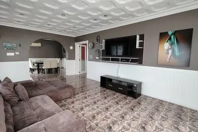 Image de Brilliant 6-bedroom house with Ac in vibrant Caracas, spacious enough for 15