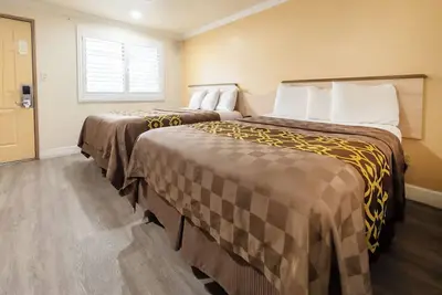 Image de Welcoming Guest Room with Private Bath and Microwave, Perfect for Quick Escapes