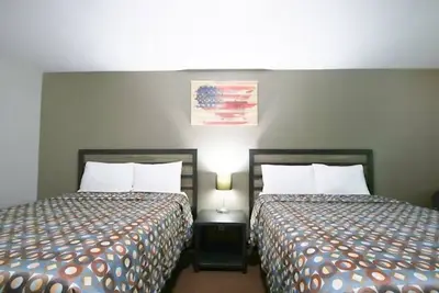 Image de 2 Accommodations near Hwy 34 & Pony Creek Park | Large Room for Group Travel