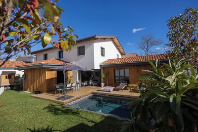 Image de Maison familiale avec piscine chauffée - Océan, golf, tennis & commerces à prox.