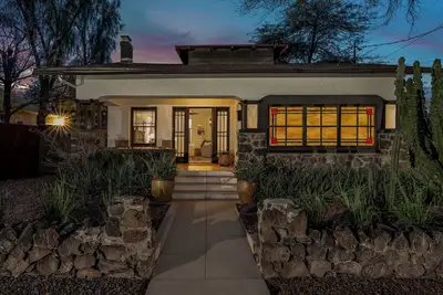 Image de Near Downtown! Charming bungalow w/ heated pool in Armory Park Historic District