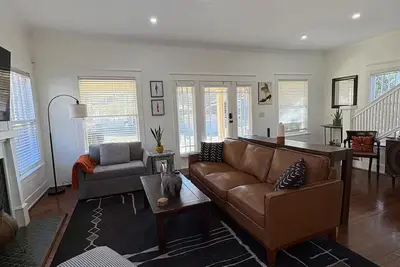 Image de Beautifully Updated Historic Birmingham Home