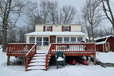 Image de Oneida Lakefront Camp perfect for Winter and Summer activities- Entire House