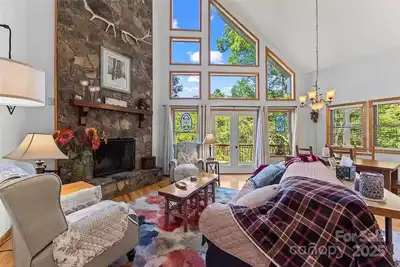 Lazy Bear Retreat with full range mountain views