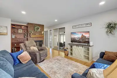 Image de Newly renovated 3-bedroom house in quiet Pueblo neighborhood