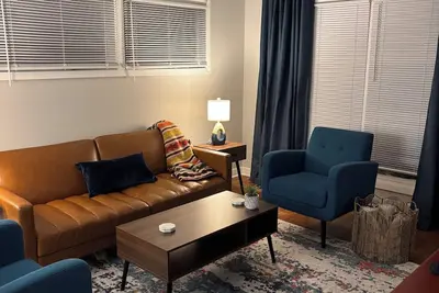 Image de Fabulous 3-bedroom MidMod Cottage in charming downtown Cary.