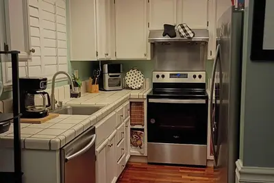 Image de Beautiful Gated 2-bedroom 1 bath Condo with fireplace in fabulous Hayward.