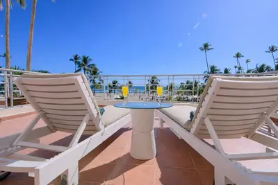 Image de Beautiful Beachfront 2br Apt | Large Pool & Stunning Terrace