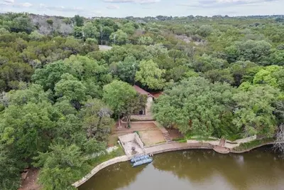 Image de Lakefront wooded retreat on private cove on amazing Lake Granbury.