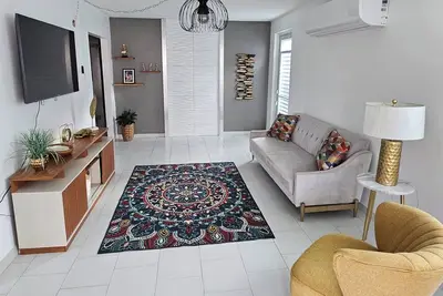 Image de Three-bedroom, two-bathroom residence featuring a fully equipped kitchen