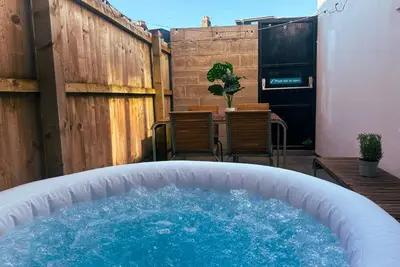 Image de No1 Closest Hot Tub Stay to Cardiff Central!