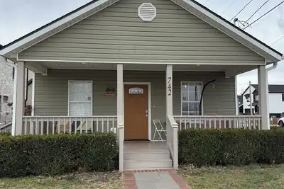 Image de Bikes, Brews & Barks: Historic Downtown Retreat