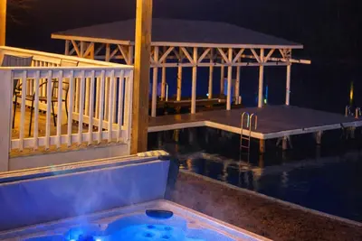 Image de Relax with the family - hot tub w/ lake view, fire pit, kayaks, king beds