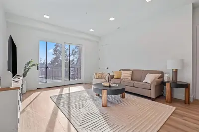 Image de Serengeti Suite – Luxury Downtown Eagle Condo • Sleeps 8 • King Suite • Secure Garage Parking • Walk to Dining & Greenbelt