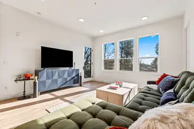 Image de Luxury Downtown Eagle Condo • King Suite • Parking • Walk to Dining and River