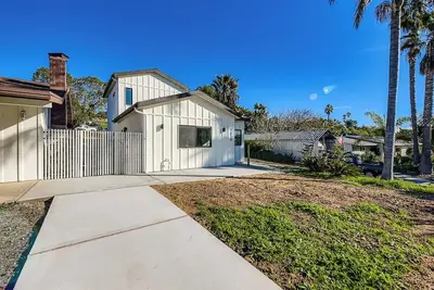 Image de Brand-New House with Working Desks & Sleeper Sofa. Fully Furnished Smart Home.