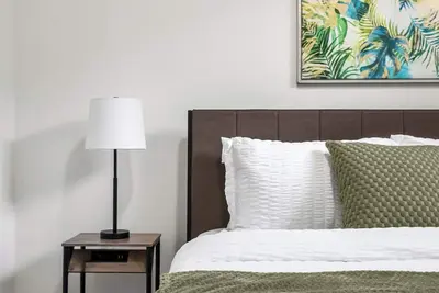 Image de Spacious Modern 3 Bedroom Basement Suite