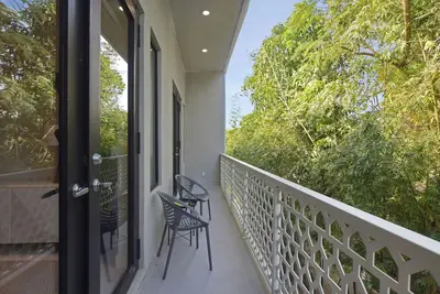 Modern 2br  Steps to Beach Gated Community w/Gym