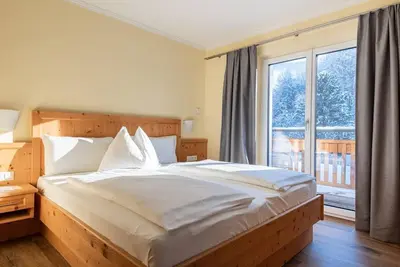 Image de Large double room with sofa corner and balcony - Das Martell, Hotel-Pension