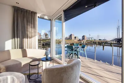 Image de Stay in luxury houseboats in Lemmer on the IJsselmeer. Unique holiday on the water near beach and town centre.