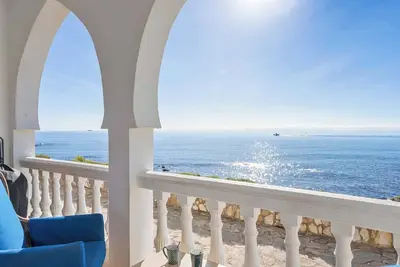 Image de Bright Beachfront Apartment - ref 157 by Costarentals