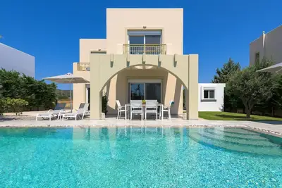 Image de Liebevoll ausgestattetes Haus in ruhiger Lage mit beheiztem Pool und Meerblick by Interhome