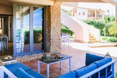 Image de Wohnung in Balestrate mit Schwimmbad und Meerblick by Interhome