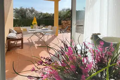 Image de Provenzalisches Landhaus am Meer in ruhiger Lage. by Interhome